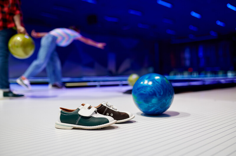 bowling hall med skor och bowlingklot